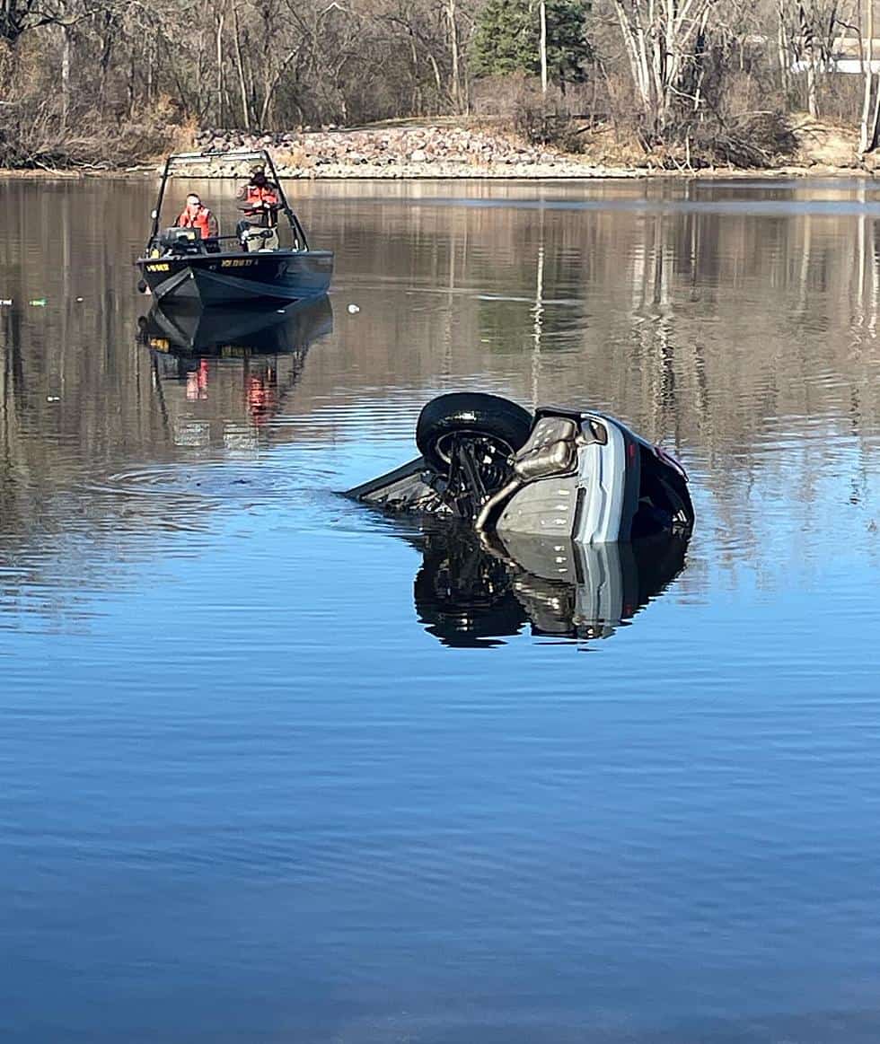2023-11-19mMANKATO submerged suv
