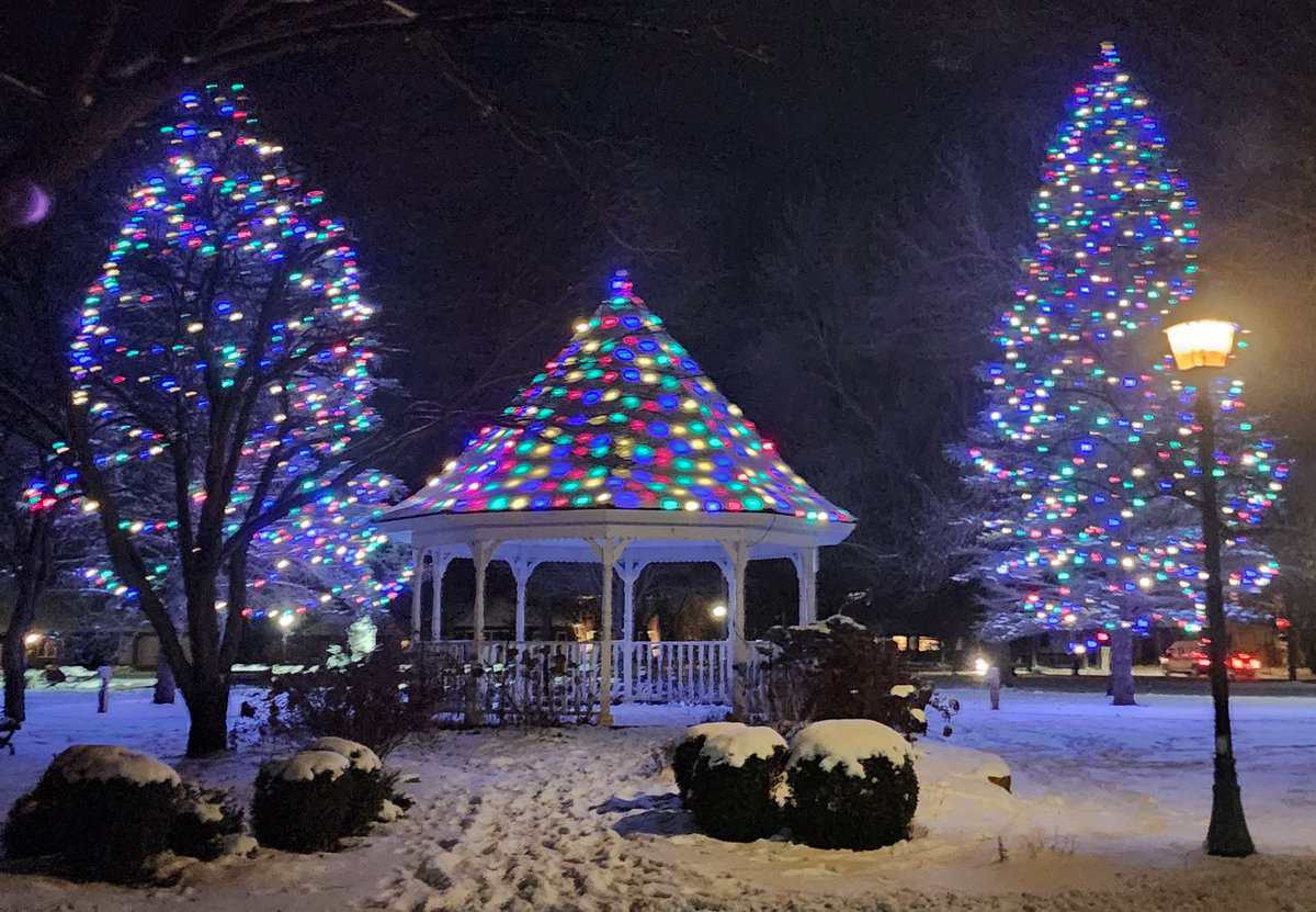 2024-12-21 windiw oark xmas lights 2024 12 21 windiw oark xmas lights - Winona Journal