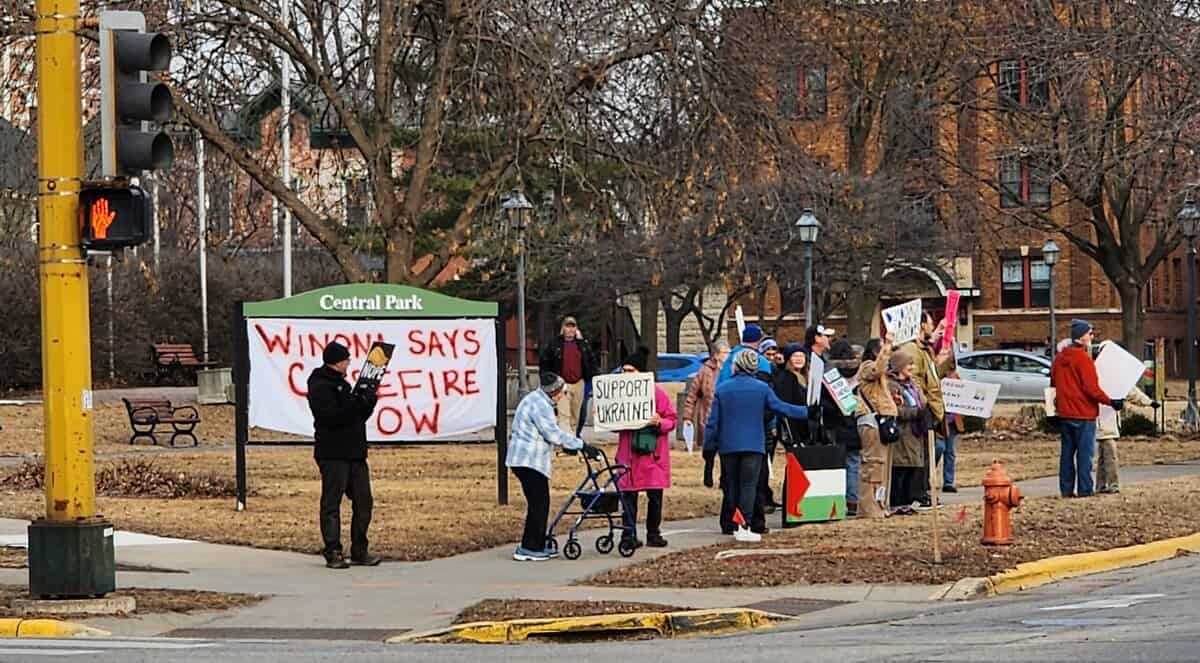 2025-03-03 SNA demovracy demknstrn CEBNTAOPFRK 2025 03 03 SNA demovracy demknstrn CEBNTAOPFRK scaled - Winona Journal