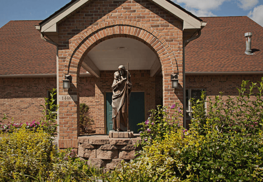 LAVONIA mich sr clery village - Winona Journal