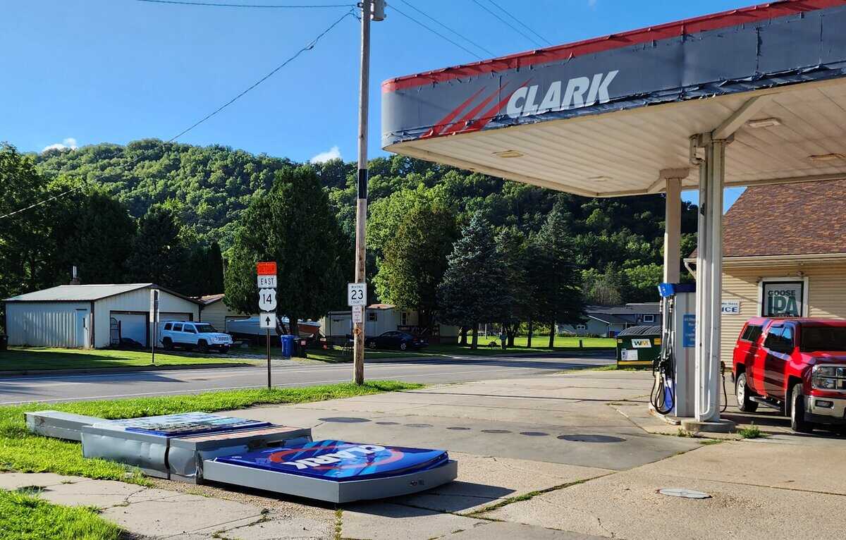 STOCKTON gas stn winds - Winona Journal