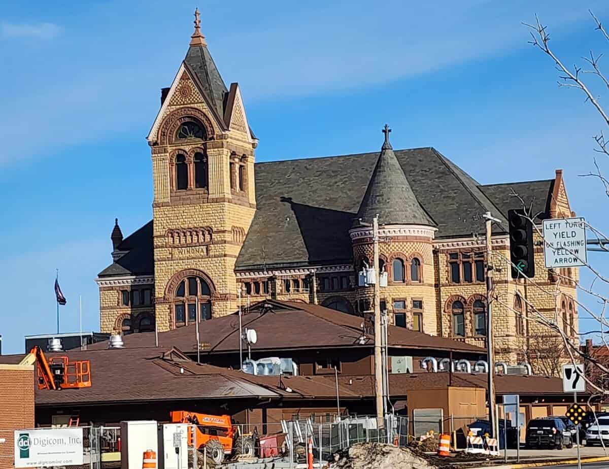 WNA Courthouse hemed in